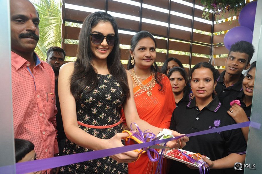 Adah-Sharma-Launches-Naturals-Salon-at-Pragathi-Nagar